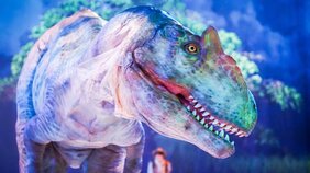 中生代にタイムスリップ? リアル恐竜ライブショー、開発者の執念