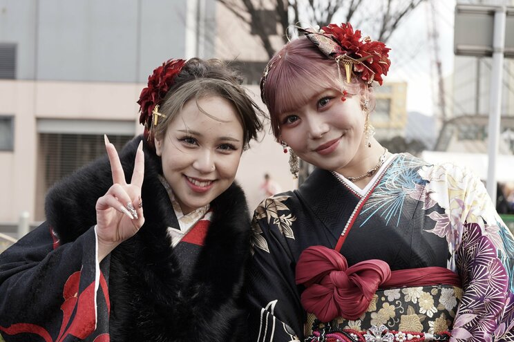 キャバクラで働くまおさん（左）とアイドルとして活動中の天田ららいさん（右）　北九州市二十歳の記念式典にて　写真／篠原祐介