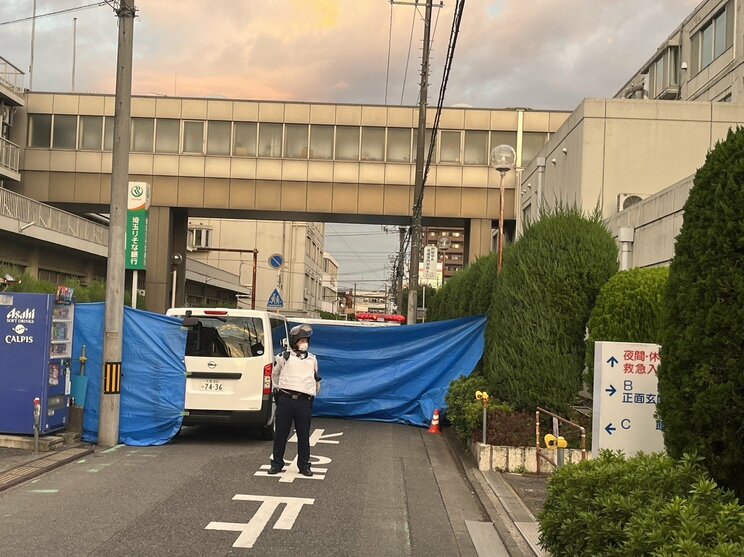 〈埼玉・郵便局拳銃立てこもり〉逮捕された86歳男は刺青と傷跡を見せ、「これ刺されたんだよね〜」と不良アピール。15年前に同居女性がいなくなり粗暴に…アパート火災は計画的犯行か!?_9