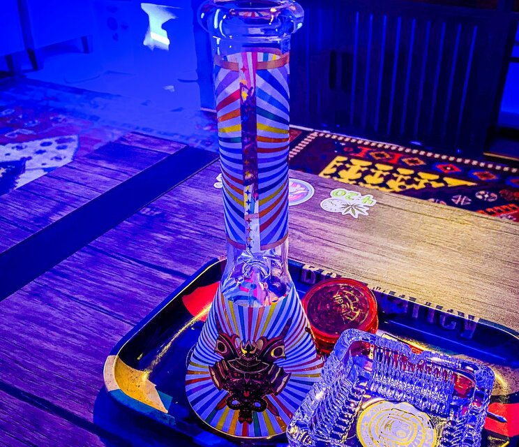 ​​大麻喫煙用の水パイプ「ボング」​