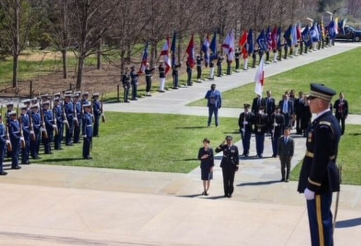 ワシントンD.C.のアーリントン国立墓地で献花する高市首相（写真／高市早苗Instagramより）