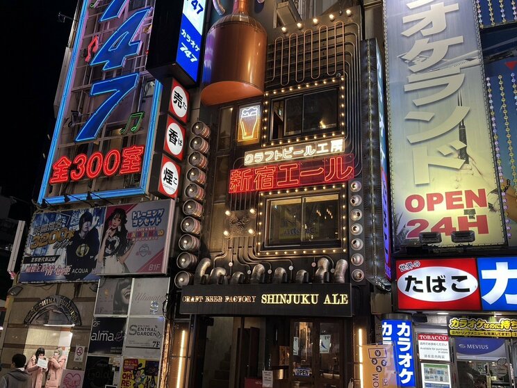 「食べ歩きまぜそば」「和牛すき焼きラーメン」インバウンド需要で東京・新宿のラーメンに異変が！ 一方、夜の街には“中国人専門”のキャッチの姿も…_13