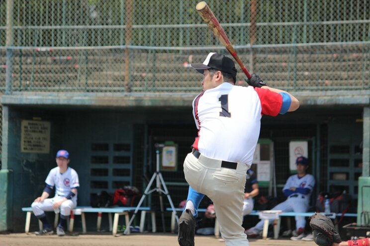 今では草野球でも見られる「一本足打法」（写真AC）