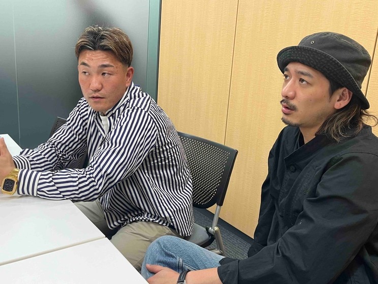取材に応じる2人(撮影/集英社オンライン)