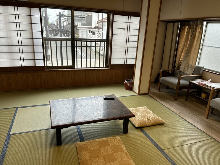 「実家のオタク部屋かと思ったら旅館だった」SNS騒然…“天井までグッズ”の客室が生まれた意外な理由_11