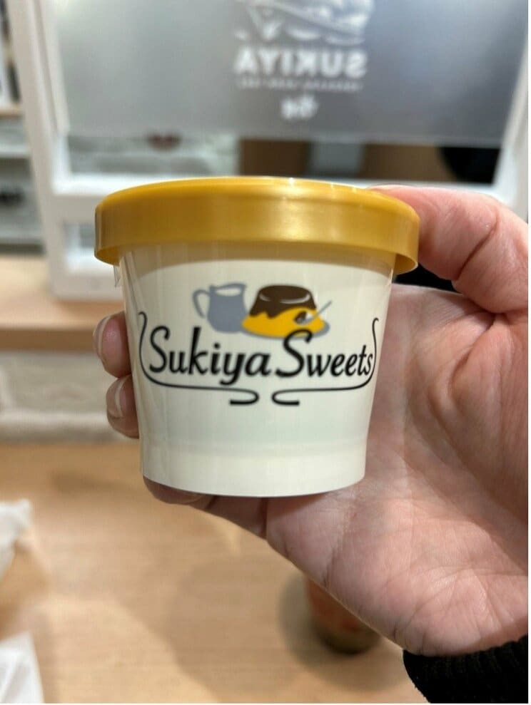 SNSでも話題 お持ち帰りOKの「すき家」のなめらかカラメルぷりん（写真／読者提供）