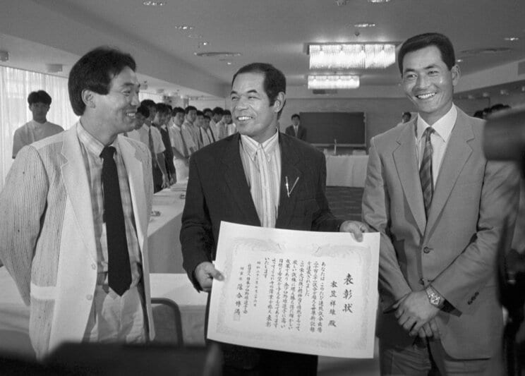 1987年、選手会として広島カープの衣笠選手（中央）を表彰した際の落合理事長（左）、中畑会長（右）　（写真／共同通信社）