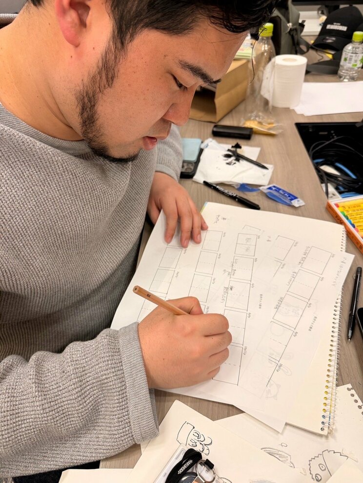 キャラクターを描く松井ケムリさん