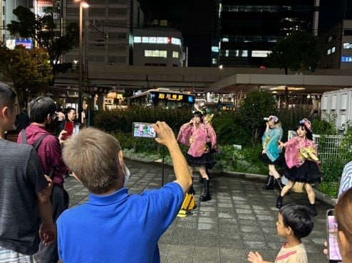 「路上ライブの聖地」と呼ばれるJR川崎駅の東口駅前広場では、アーティストによる路上ライブが連日のように行われている