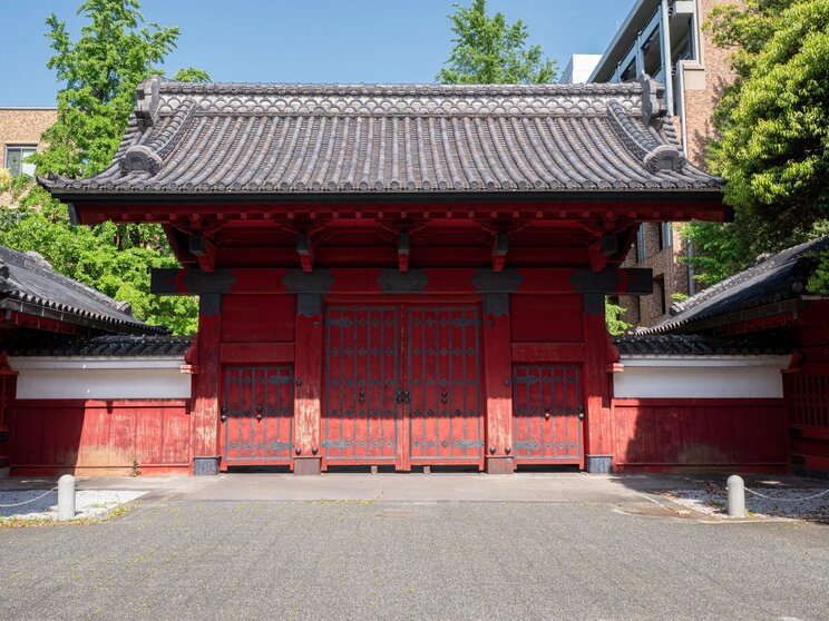 東京大学の赤門（写真／Shutterstock）