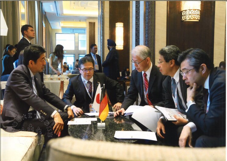 2016年、国際会議の休憩時間に行われたメルケル独首相との緊急会談直前の官僚を交えた打ち合わせ風景を投稿した世耕弘成氏（本人Xより）
