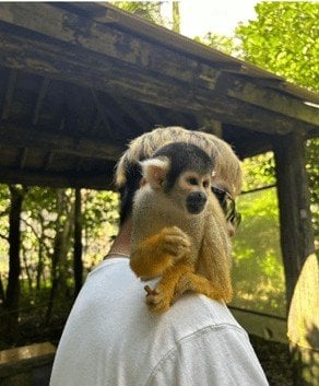 サルを肩に乗せる佐藤被告（本人SNSより）