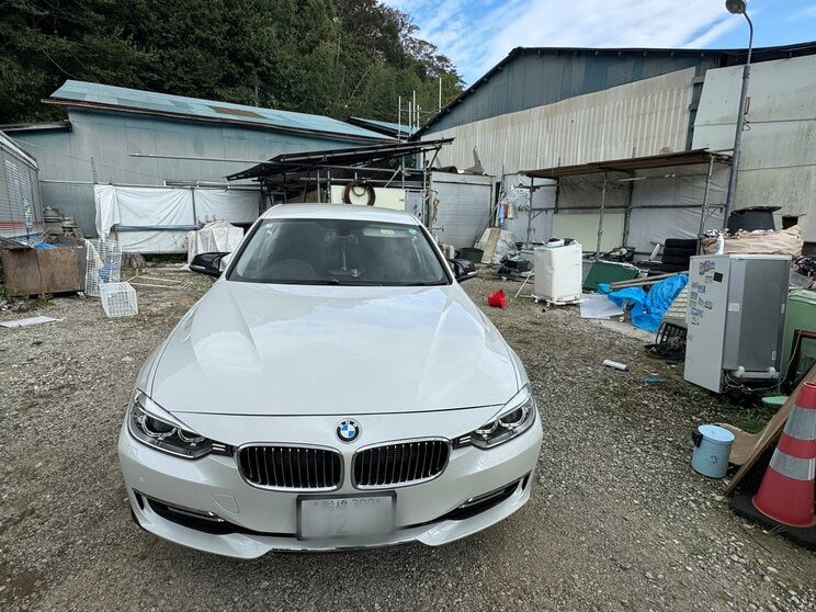 現場に停められた白い外車（写真／集英社オンライン）