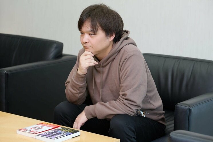 机の上の『深夜の美学』（写真右）は話に出たテレビ演出家・菅原正豊の書。戸部田は構成を手掛けた。