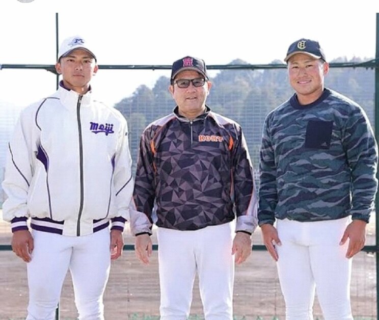広陵OBの西武ライオンズ渡部選手と東北楽天ゴールデンイーグルスの宗山選手に囲まれる中井監督(広陵高校SNSより)