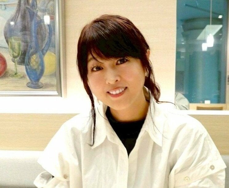 宇徳敬子　作詞・作曲の他、アーティストのバックコーラスを多数務めるシンガーソングライター。B.B.クィーンズにバッキングコーラスとして参加後、Mi-Keを結成し、「想い出の九十九里浜」をヒットさせた。1993年にはシングル「あなたの夢の中 そっと忍び込みたい」でソロデビューを果たした（写真／豊田えま）