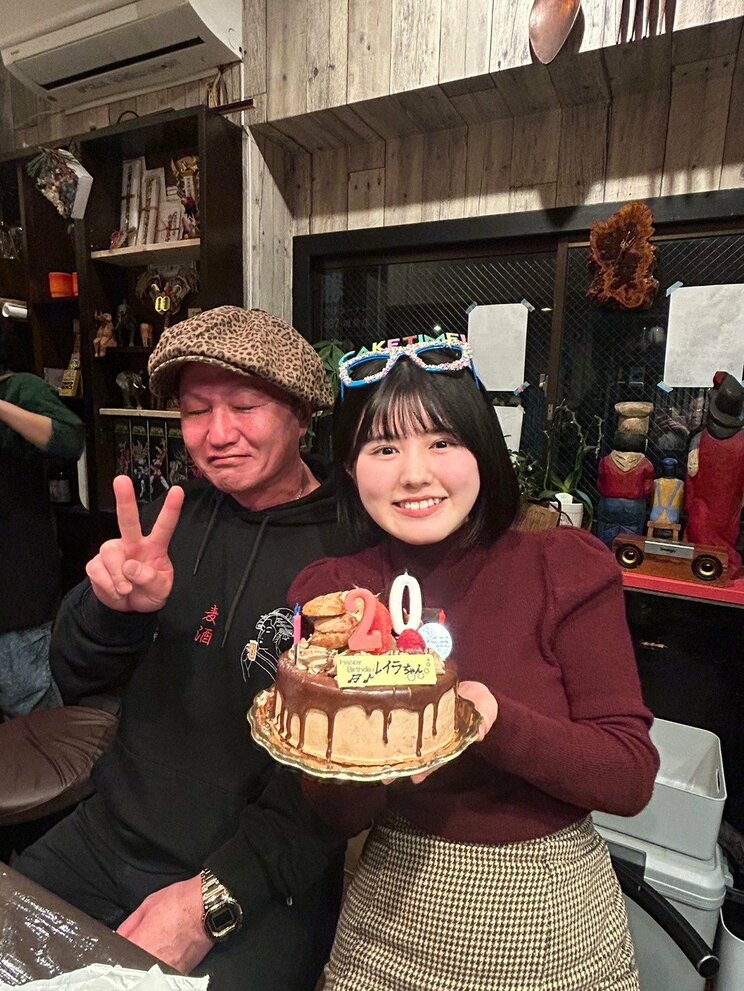 レイラさん20歳の誕生日に号泣する57さん