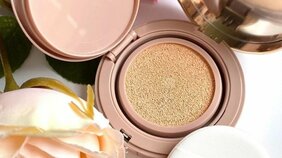 崩れにくいピンクっぽセミマット肌に！ 敏感肌にもおすすめな韓国コスメクッションファンデは夏のマスクメイクに◎【マキアエディターズの「オッス！推しコス」】