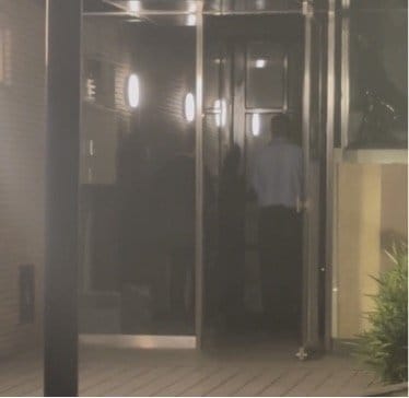 関根容疑者の自宅になだれこむ捜査員（撮影／集英社オンライン）