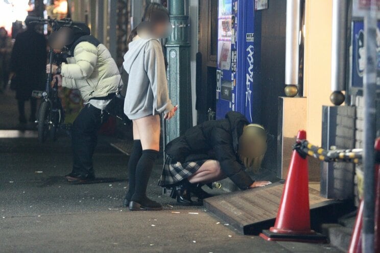 歌舞伎町で酔いつぶれた女性（撮影/集英社オンライン）