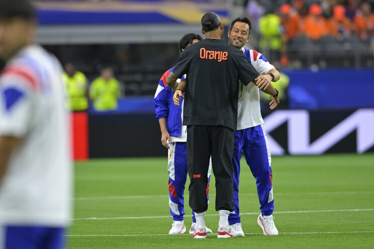 オランダ代表ファン・ダイクと抱き合う吉田麻也と南野拓実（写真／JMPA）