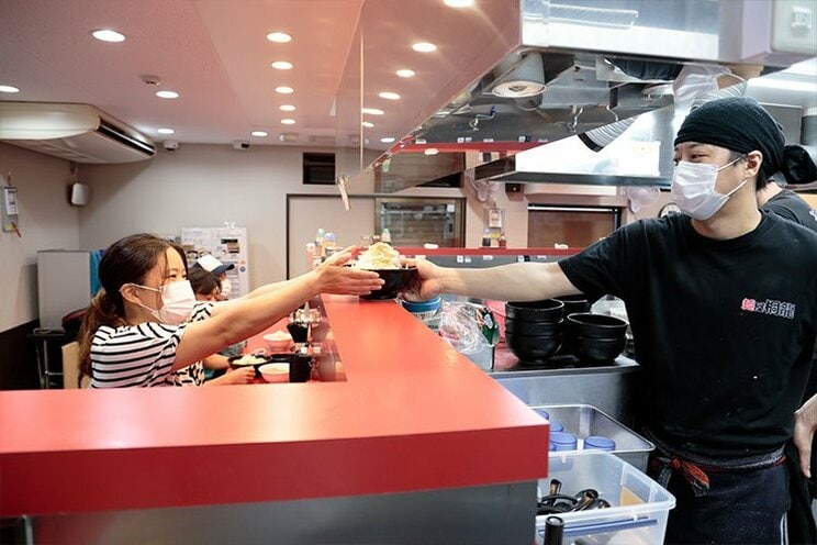 物価高騰で経営が苦しいなか、この味を楽しみにしているお客さんのために懸命に働くスタッフたち（桐龍ホームページより）