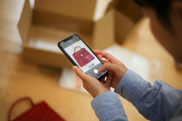 ネットと実店舗の双方で取引が活発になり、国内のリユース市場は16年連続で拡大している。※写真はイメージです（写真／AdobeStock）