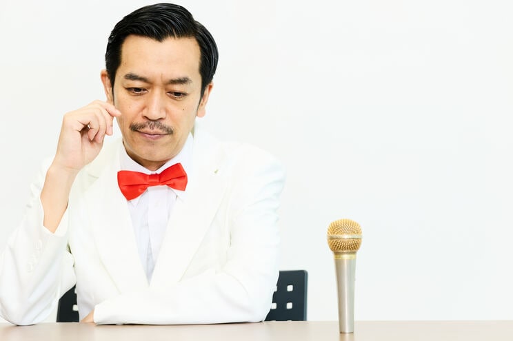 タキシード姿に七三分け姿がトレードマークのムーディ勝山さん