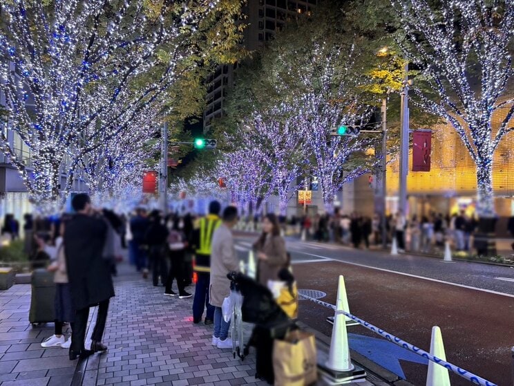 〈危険行為が続出〉「まじカオス」六本木・けやき坂イルミネーションで“映え写真”を求めて車道に飛び出る観光客…警備員の声かけに「ウルサイ」「日本語ワカンナイ」_16