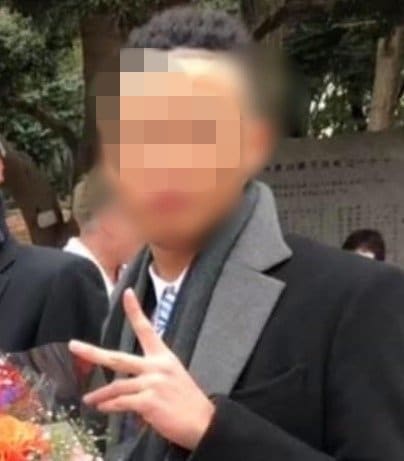 花束を持ち、顔にタトゥーの入った元交際相手（本人SNSより）