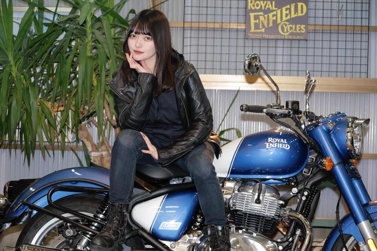 愛車「ROYAL ENFIELD CLASSIC 650」との2ショット