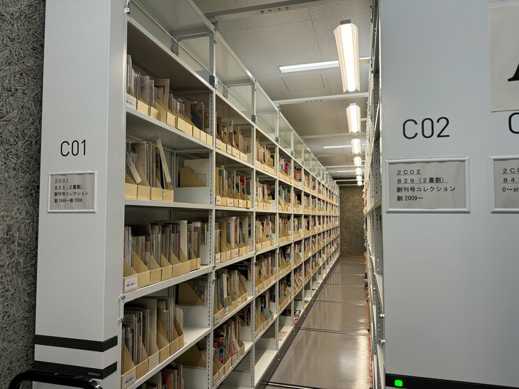 創刊号コレクションの棚を開いてもらった