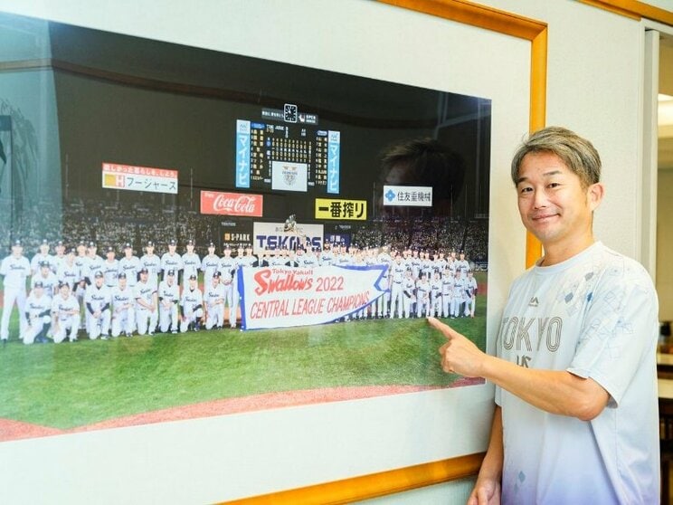戸田寮に飾られる2022年時のリーグ優勝記念写真の前で