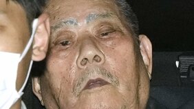 〈埼玉・郵便局拳銃立てこもり〉逮捕された86歳男は刺青と傷跡を見せ、「これ刺されたんだよね〜」と不良アピール。15年前に同居女性がいなくなり粗暴に…アパート火災は計画的犯行か!?
