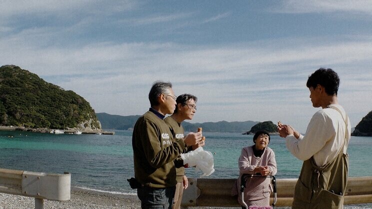 現在、半泊教会のただ一人の信者である宮川ツタエさんからはときどき差し入れも（写真提供／NHK）