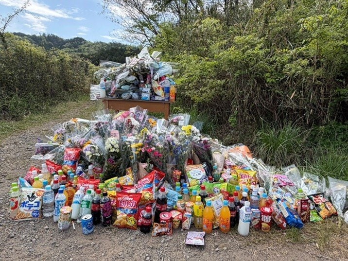 遺体発見現場付近に供えられたたくさんの花やお菓子（撮影／集英社オンライン）