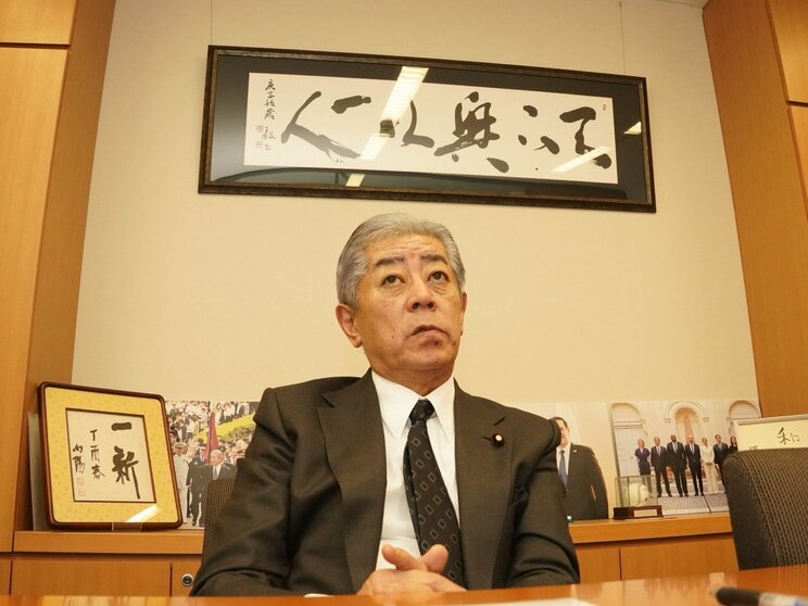 岩屋毅前外相の事務所には自ら筆で書いた「天下は一人を以て興る」という書が掛けられている（撮影／集英社オンライン）