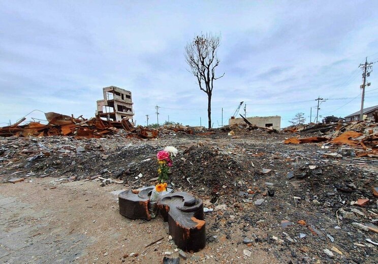 〈能登半島地震から4カ月〉倒壊した家屋の前に並べられた猫の置物の理由、ガレキに供えられた花…家も職も失った酒屋店主は「最近1番うれしかったことは仮設住宅に入れたこと」　_18