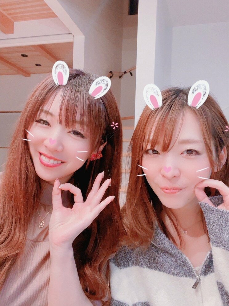 時折ライブに来るというフジコちゃんの妹とのツーショット（写真／本人提供） 