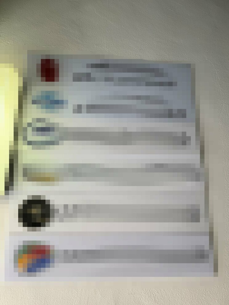 坂川容疑者夫婦が運営していた旅行会社の事務所入り口の看板（撮影／集英社オンライン）