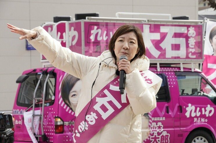 衆院選挙中の1月28日、大阪市淀川区内で演説する大石晃子氏（撮影／集英社オンライン）