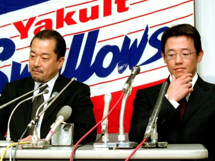 2000年１月、代理人の弁護士を伴って契約更改に臨んだヤクルト・古田敦也捕手（右）