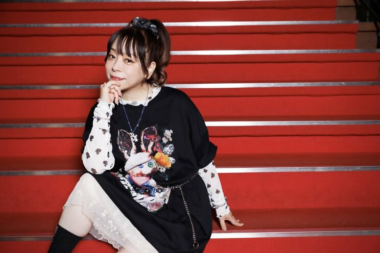 とくに影響を受けたアーティストはスピッツ。「メロディとのギャップだったり、誰も思いつかないようなワードがポンとでてくる草野マサムネさんの書く詞が本当に素晴らしくて、彼のような歌詞が書きたいとずっと勉強してました」