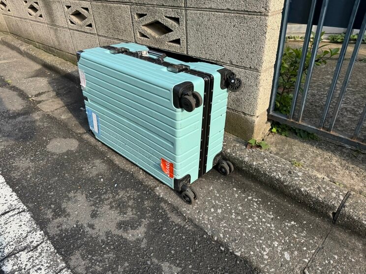 放置されたスーツケース（撮影／集英社オンライン）