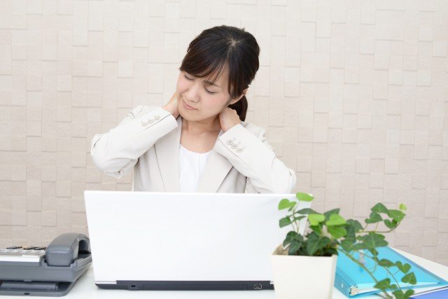 疲れがとれにくい、呼吸がしづらい、肩こりや頭痛がよくおきる…は「巻き肩」が原因だった！　スマホやPCを見る姿勢が体調を左右する現実_2