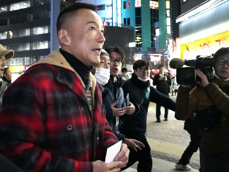 衆院選中の2月5日、東京・池袋での演説会に登場した山本太郎氏（撮影／集英社オンライン）