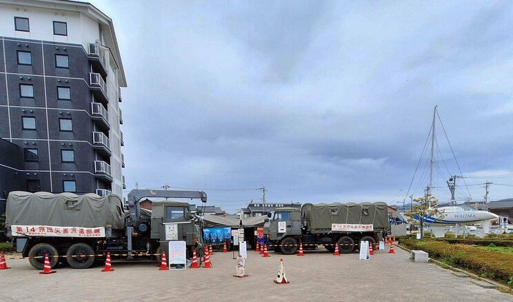 〈能登半島地震から4カ月〉倒壊した家屋の前に並べられた猫の置物の理由、ガレキに供えられた花…家も職も失った酒屋店主は「最近1番うれしかったことは仮設住宅に入れたこと」　_17