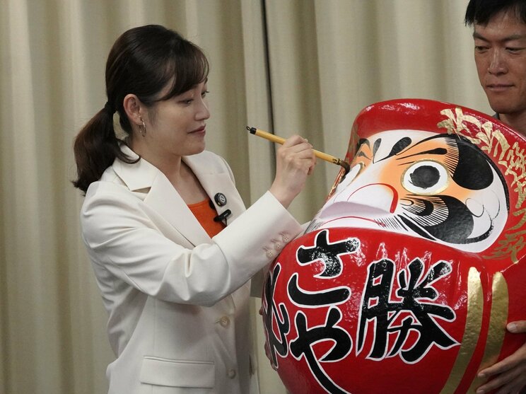 7月20日、当確を受けダルマに目を入れる参政党のさや氏