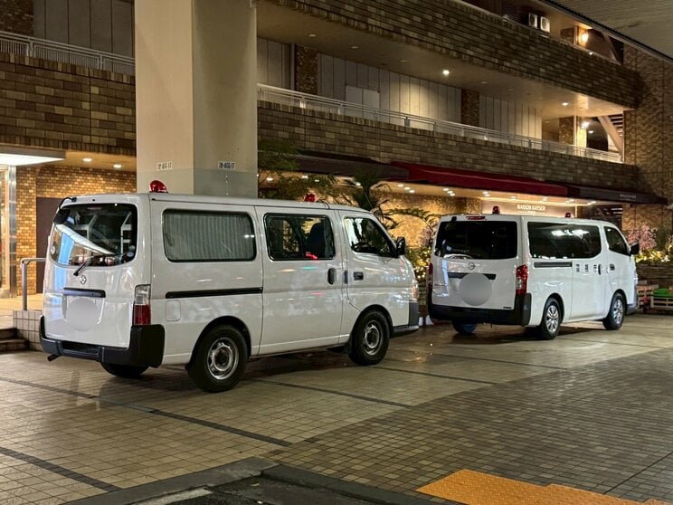 サンシャインに集まる警察車両（撮影／集英社オンライン）