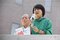 父・鈴木宗男議員と演説する鈴木貴子議員　撮影／齋藤周造